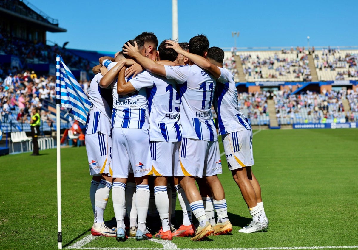 Los jugadores del Decano celebran como una piña en el córner el triunfo por 2-1 ante el Lorca