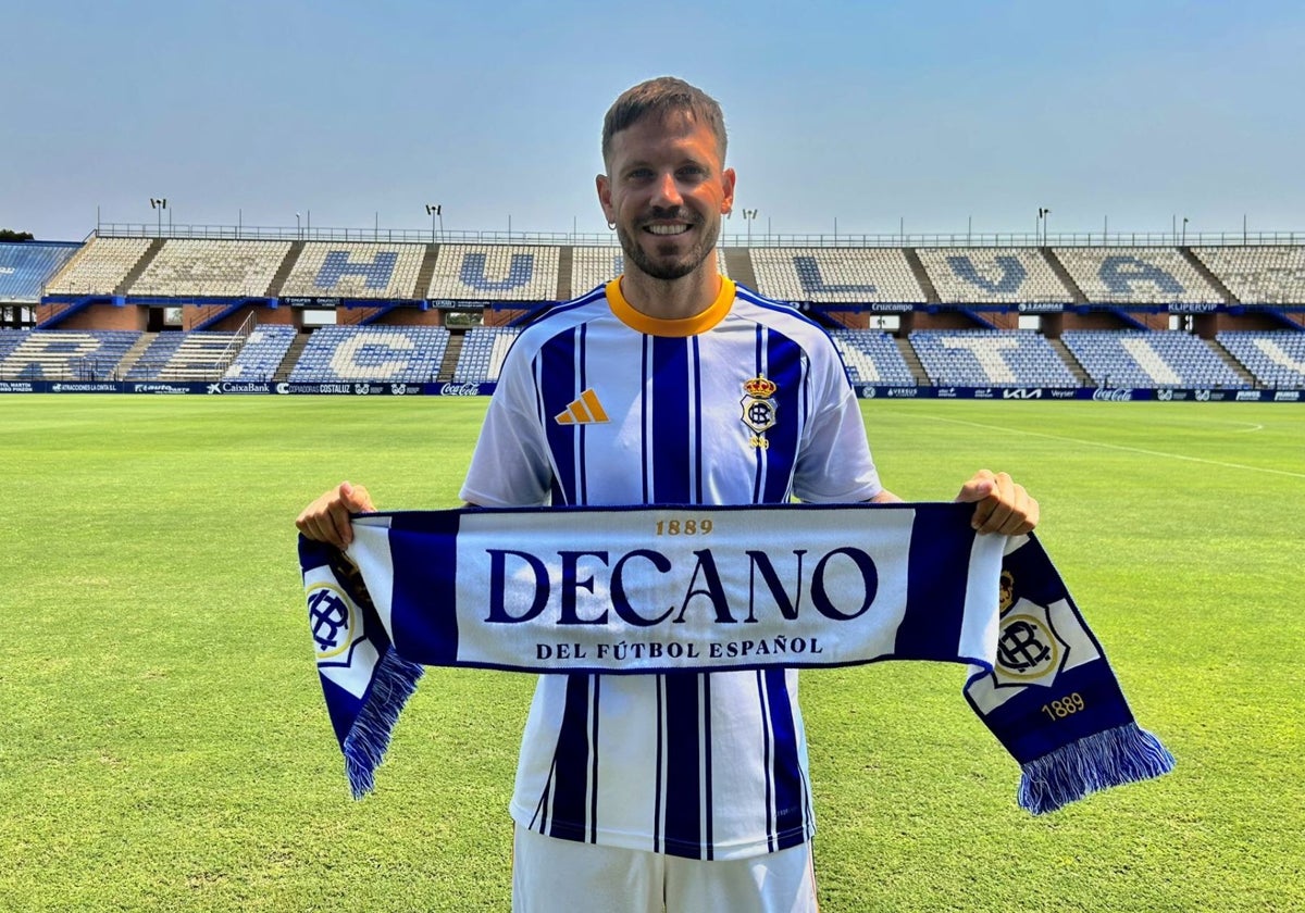 Javi Castellano en el césped del Nuevo Colombino el día de su presentación oficial