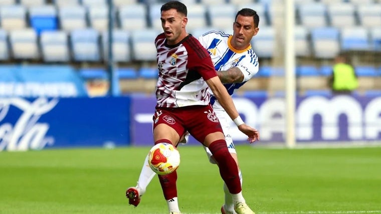 El central y capitán albiazul Bonaque defendido a un adversario en el derbi andaluz del pasado domingo