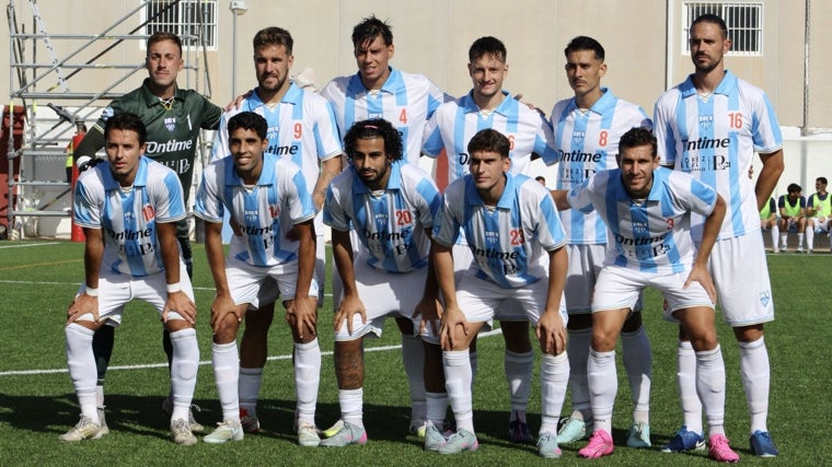 Formación inicial de La Unión Atlético antes de uno de los partidos que ha disputado esta temporada