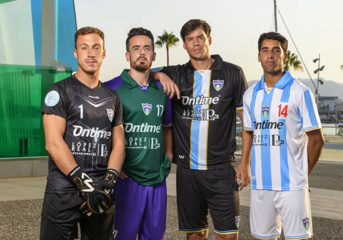 Varios futbolistas del próximo rival liguero del Recreativo con sus equipaciones