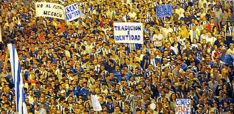 La ciudad de Huelva fue un clamor en su grito unánime contra la gestión de Pablo Comas al frente del Decano