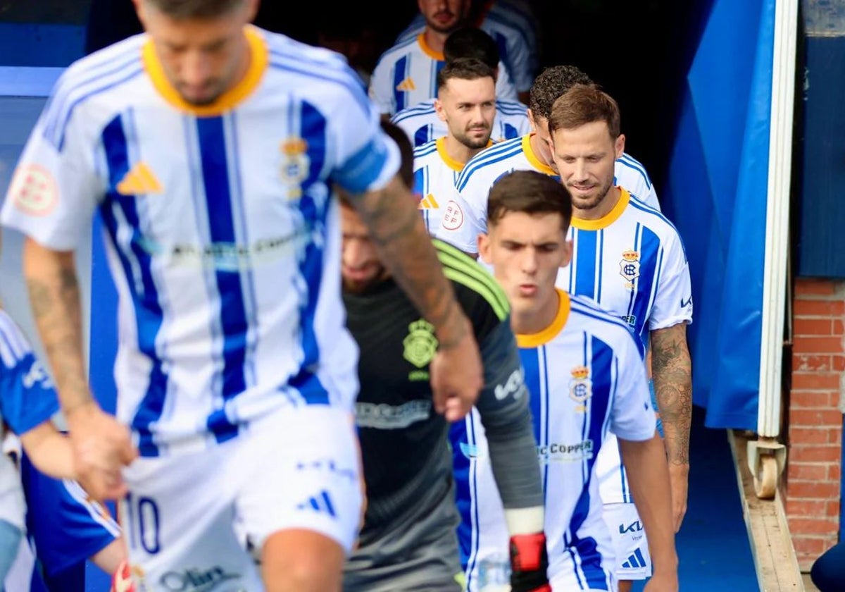 Los jugadores del Recreativo saltando al césped del Nuevo Colombino antes de medirse al Xerez