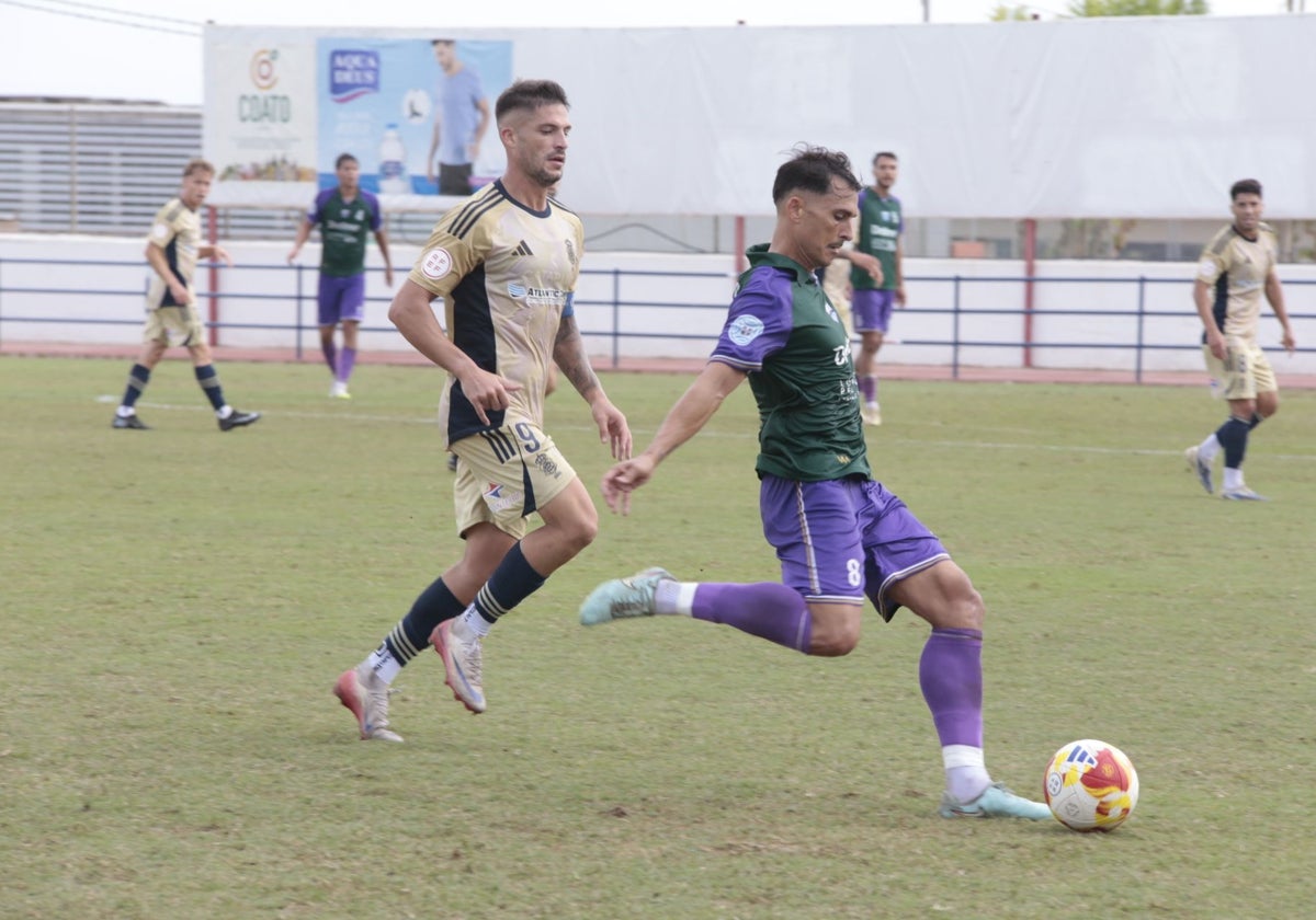 Caye Quintana observando como un rival golpea el balón en la visita albiazul a La Unión Atlético