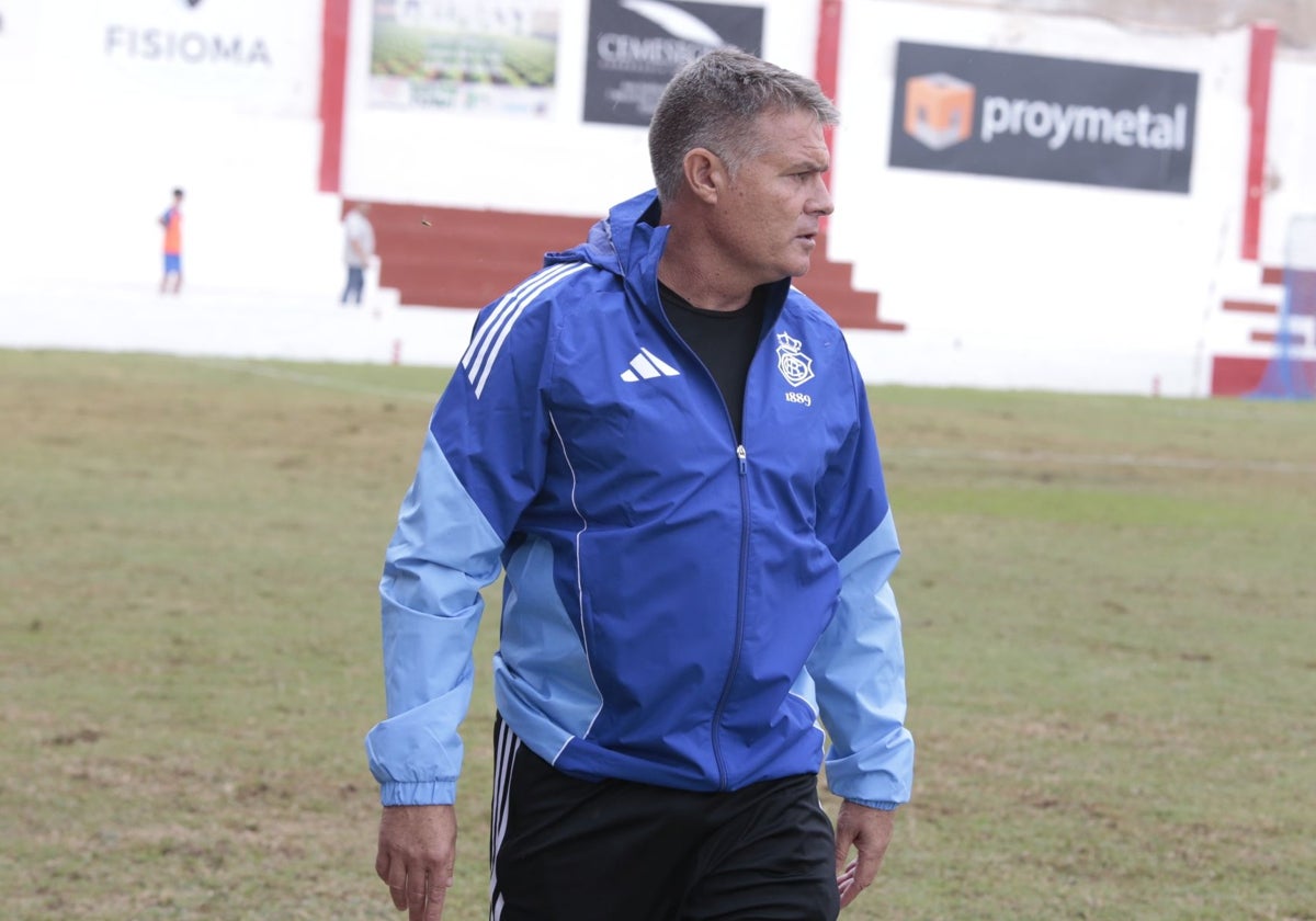 Pedro Morilla, técnico del Recreativo, en la banda del estadio Juan Cayuela de Totana