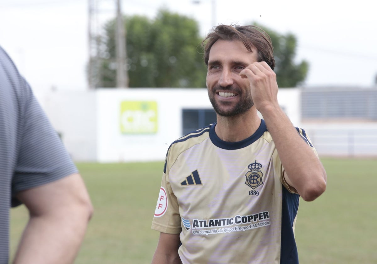 Álex Bernal con gesto sonriente al concluir el partido con triunfo del Recreativo en Totana