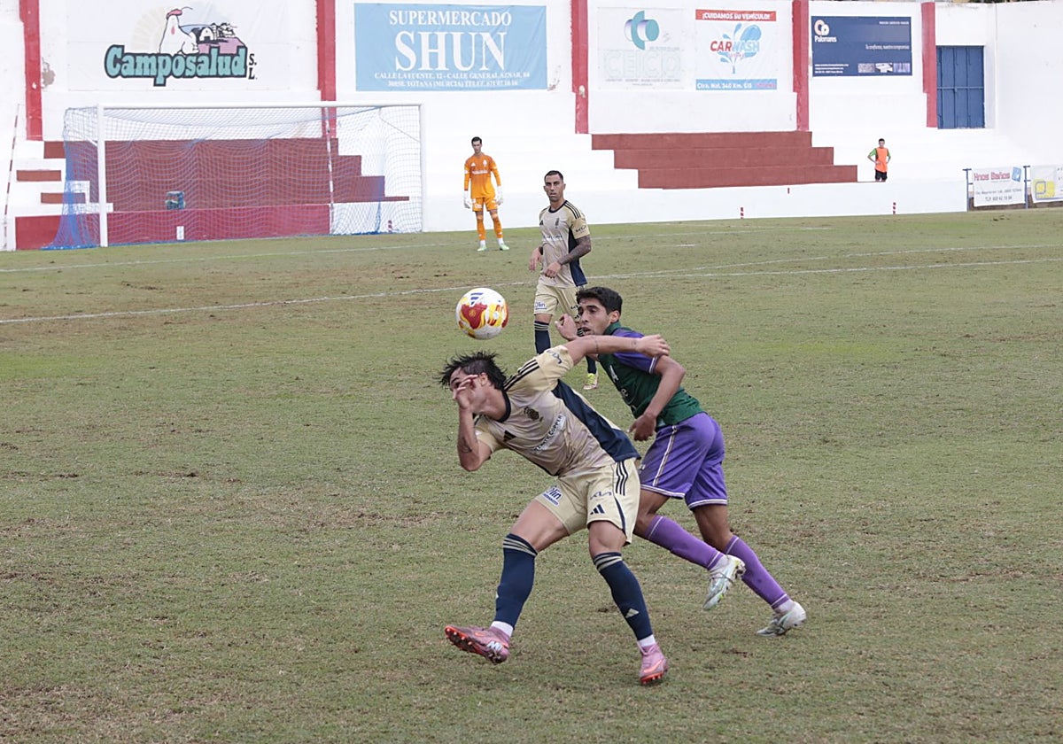 Néstor Senra, que fue expulsado en la primera mitad, en un lance del choque ante La Unión Atlético