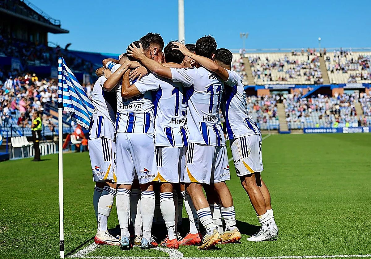 Jugadores del Recreativo de Huelva celebran un gol en el Nuevo Colombino