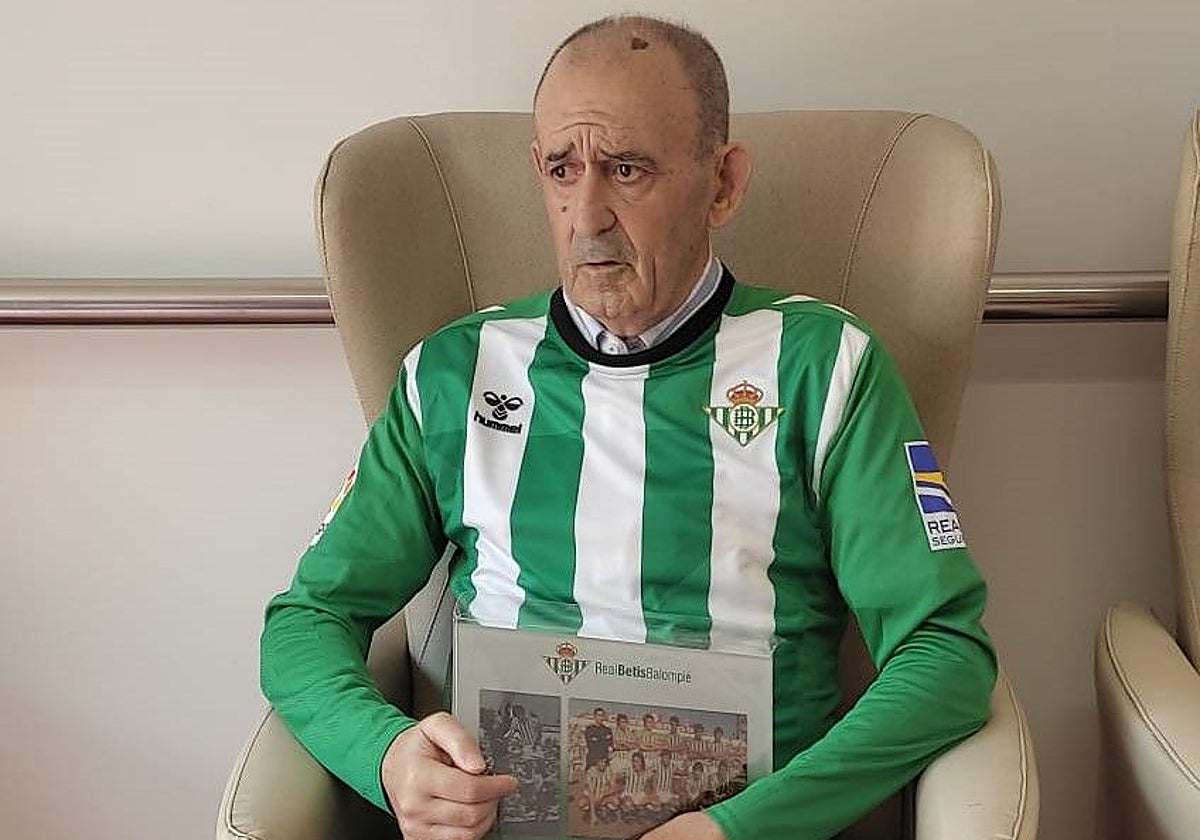 Fernando Aramburu hace tres años con una camiseta del Real Betis Balompié