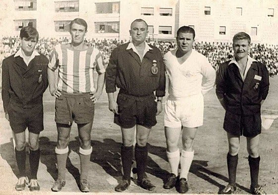 Manuel Ordaz con Puskas antes de un partido y junto al trío arbitral