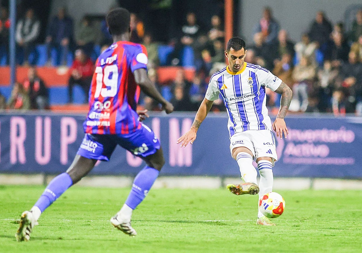 El capitán albiazul Manolo Bonaque golpeando el balón ante un adversario del Yeclano