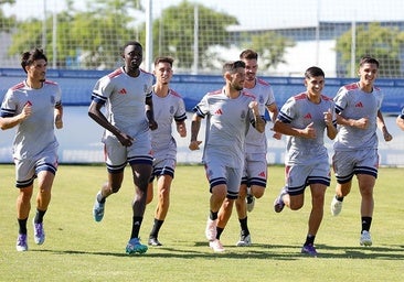 Los jugadores del Recreativo realizando carrera continua en una sesión en la Ciudad Deportiva