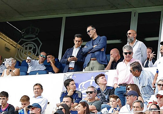 Paco Muñoz dialogando con Antonio Manuel Carrasco en el palco del Colombino en un partido