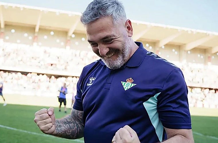 Arzu celebrando en junio de 2024 el ascenso del Betis Deportivo a Primera RFEF en el estadio Pasarón de Pontevedra