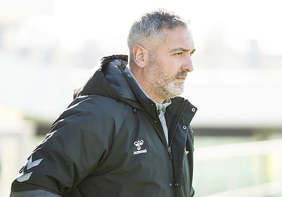 Arzu dirigiendo la pasada temporada un partido del filial verdiblanco en Primera RFEF