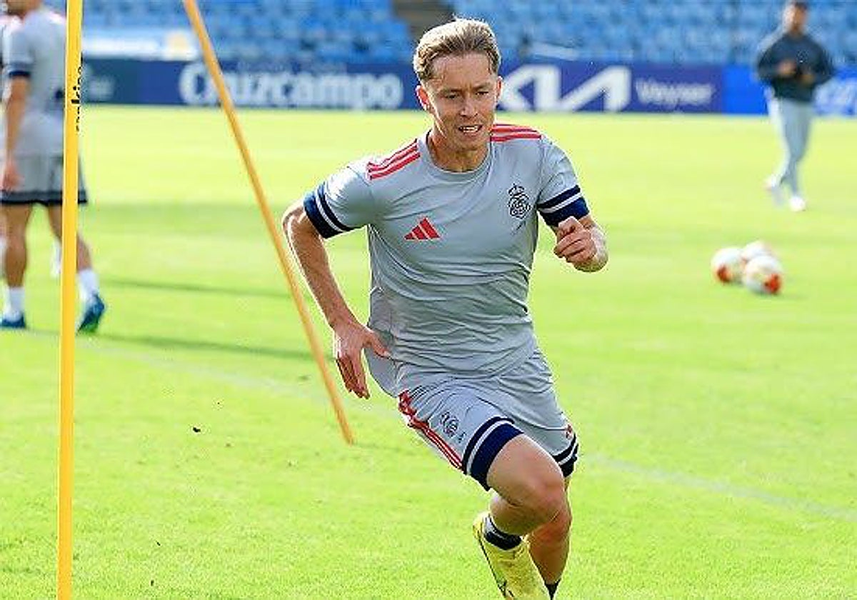 Alberto Vela en un entrenamiento de la plantilla albiazul en el Nuevo Colombino