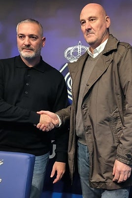 Arzu con Roberto Ríos, director deportivo albiazul, en su presentación como técnico del Recreativo