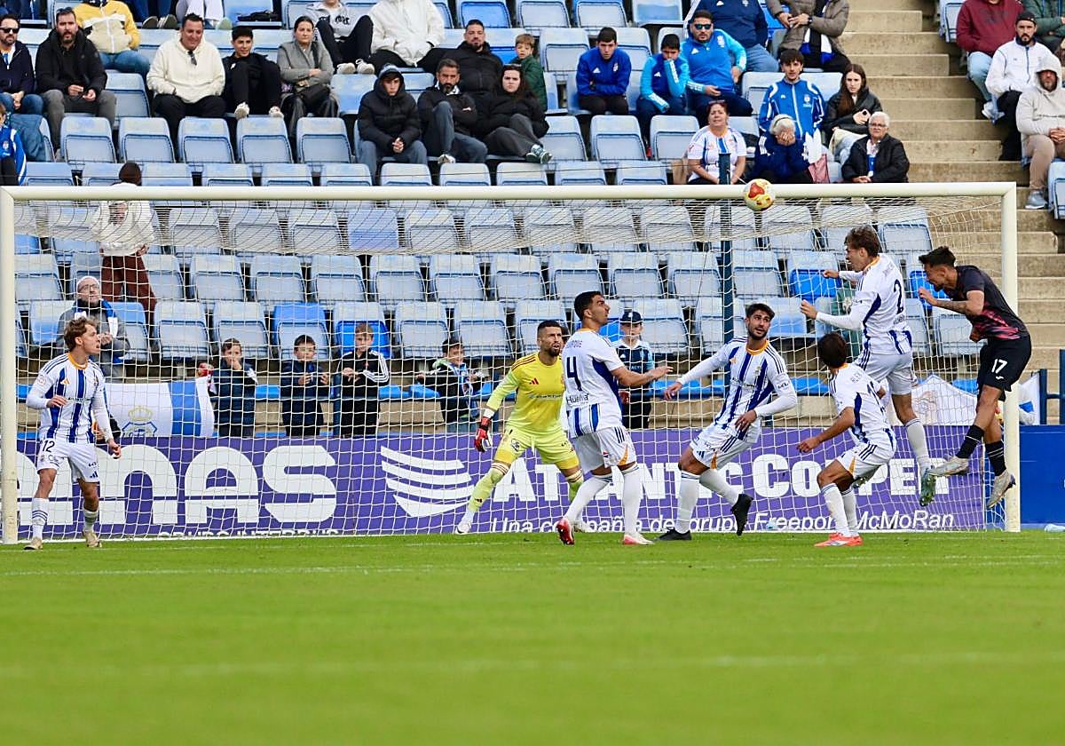 jero Lario, bajo palos en un ataque del Águilas