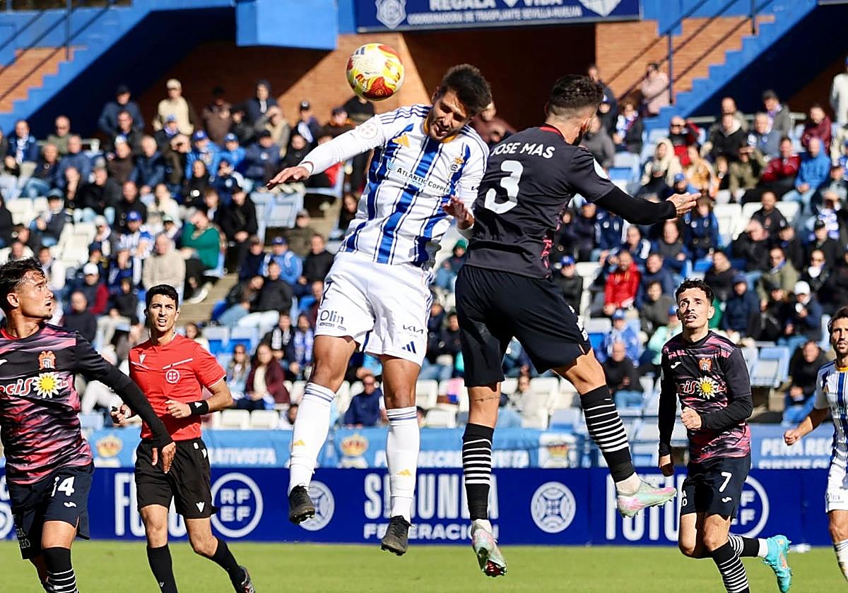 Una jugada del encuentro entre el Recreativo y el Águilas