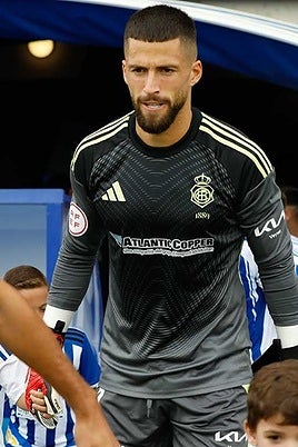 El meta del Recreativo Jero Lario antes de un partido en el Nuevo Colombino