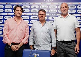 Pedro Morilla, entre el presidente y el director deportivo del Recreativo