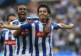 Javi Guerrero celebrando junto a Sinama Pongolle un gol con el Recreativo de Huelva en Primera División