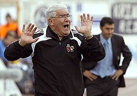 Manolo Villanova durante un partido en su etapa como entrenador del Real Zaragoza