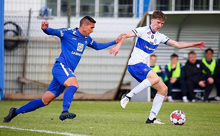 Imagen principal - Zambrano en un partido liguero con el Dalvik Reynir y abajo en la nieve con un amigo y ejerciendo de educador con varios niños