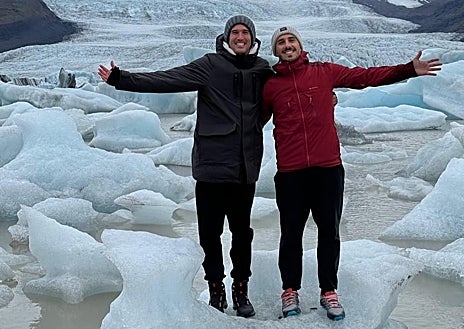 Imagen secundaria 1 - Zambrano en un partido liguero con el Dalvik Reynir y abajo en la nieve con un amigo y ejerciendo de educador con varios niños