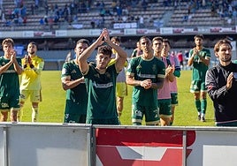 Los jugadores del Recreativo cabizbajos dirigiéndose a su afición tras el empate en Chapín