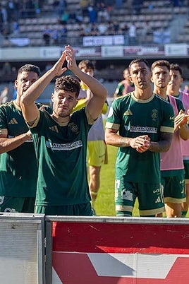 Los jugadores del Recreativo cabizbajos dirigiéndose a su afición tras el empate en Chapín