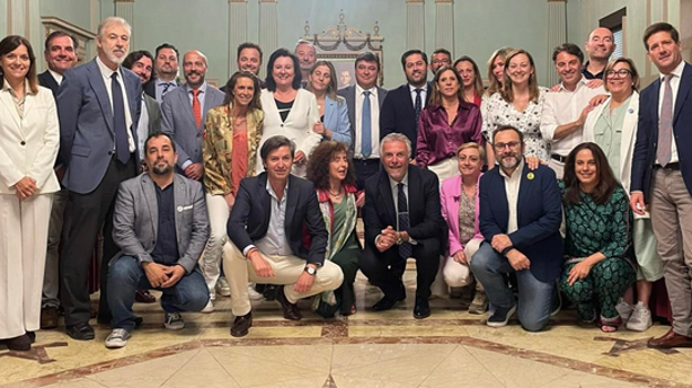 La foto de 'fin de curso' del pleno del Ayuntamiento de Huelva