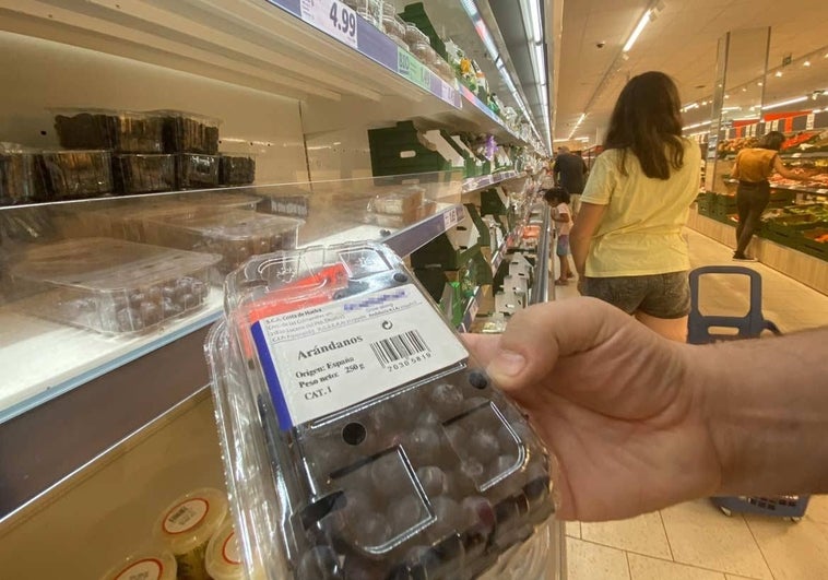 Arándanos onubenses a la venta esta tarde en un supermercado Lidl de la capital