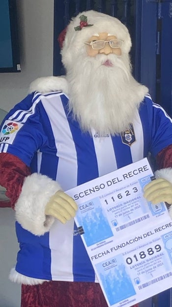 Papá Noel vestido del Recre y con lotería con sus fechas claves