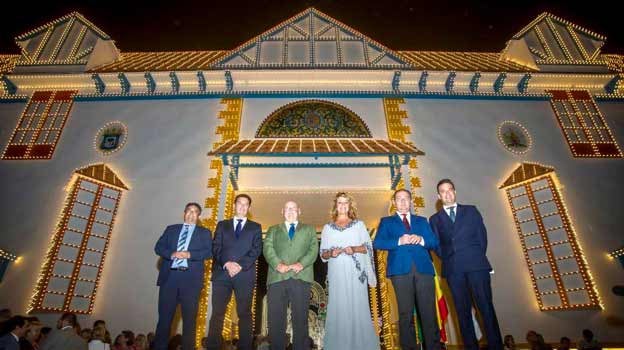 Autoridades junto a la portada de las Colombinas durante su inauguración