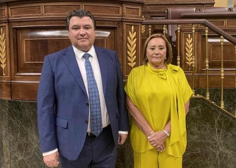 Imagen secundaria 1 - Arriba, la 'popular' Bella Verano se estrena votando desde su escaño. En otra imagen, el socialista Gabriel Cruz, nuevo en el Congreso, junto a la veterana Maria Luisa Faneca. A la derecha, la también socialista Maria Eugenia Limón, sonriente en el Senado