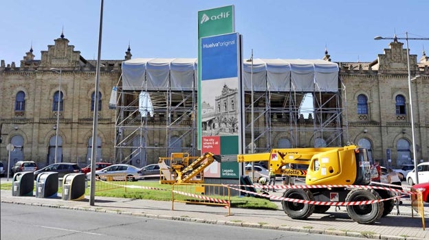 Imagen después - El monolito, antes y después de ser personalizado por el Ayuntamiento