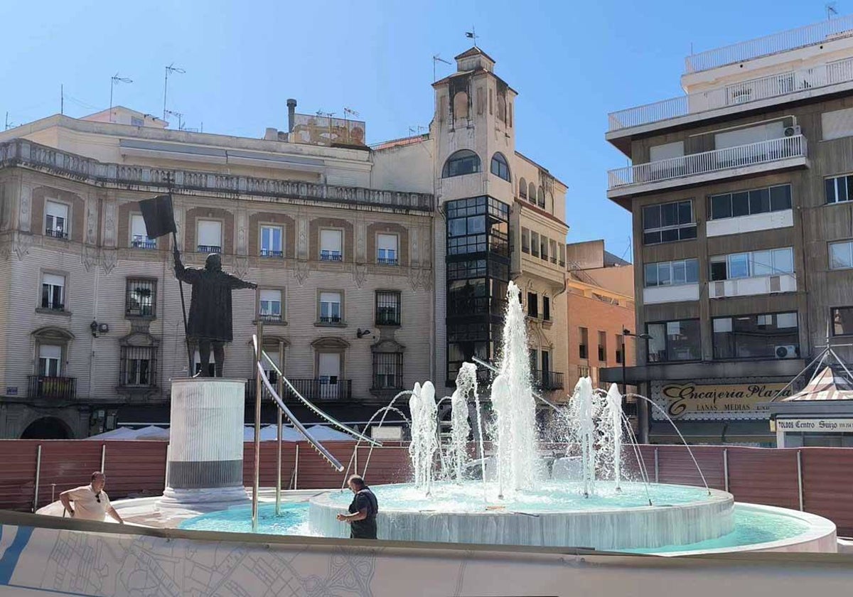 Así va la remodelación de la fuente de Colón en la plaza de las Monjas