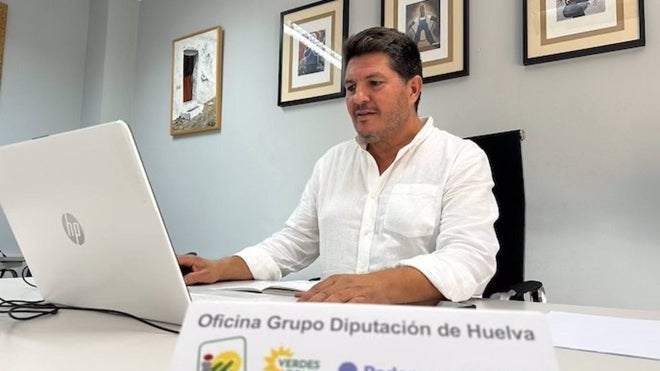 Marcos Totti en la nueva oficina de Izquierda Unida en la Diputación de Huelva