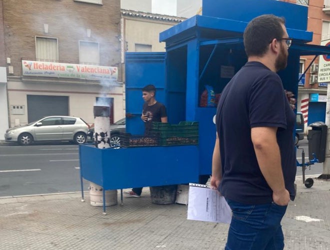 Puesto de castañas en Isla Chica, con una heladería cerrada al fondo