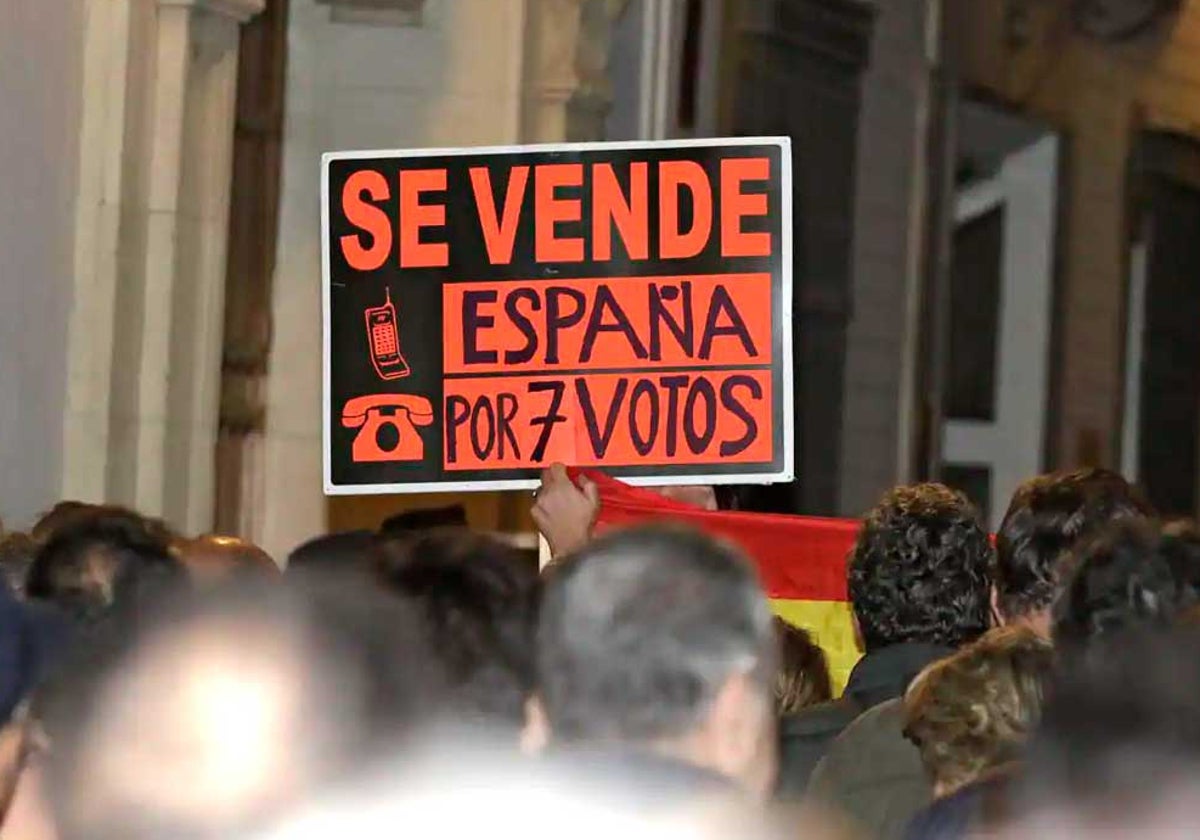 Manifestación contra la amnistía frente a la sede regional del PSOE en Sevilla