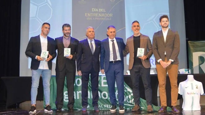 Abel Gómez junto a Lucas Alcaraz tras recibir el pasado lunes el galardón