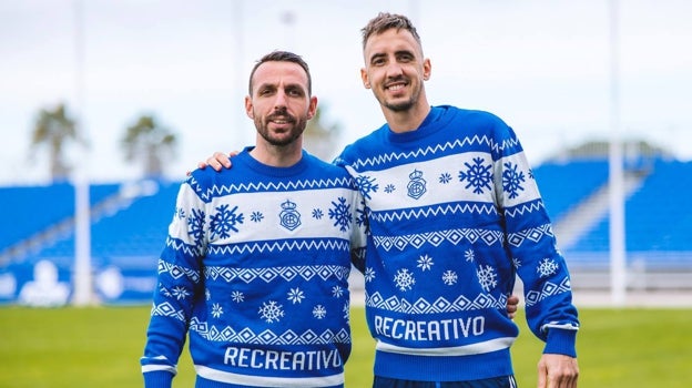 Los jugadores posan con el jersey navideño