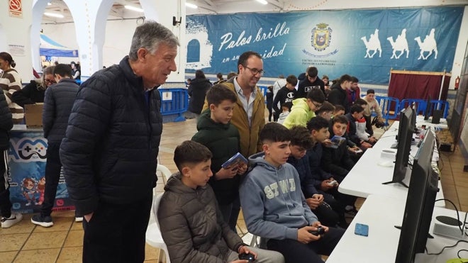 Carmelo Romero y José Luis Bonilla con varios de los participantes de la Feria de Videojuegos