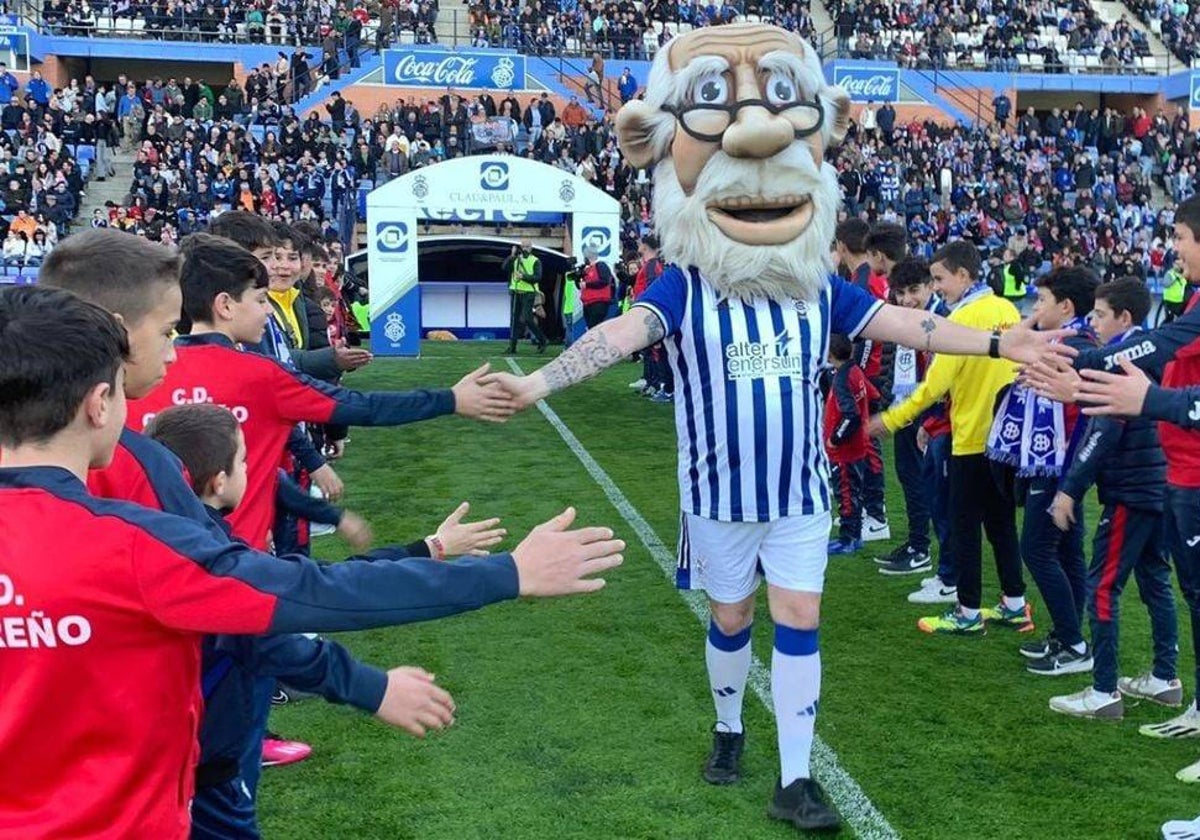 La mascota del Recre, con un tatuaje del Betis en su brazo izquierdo