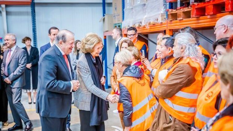 Doña Sofía visita un banco de alimentos en Almería