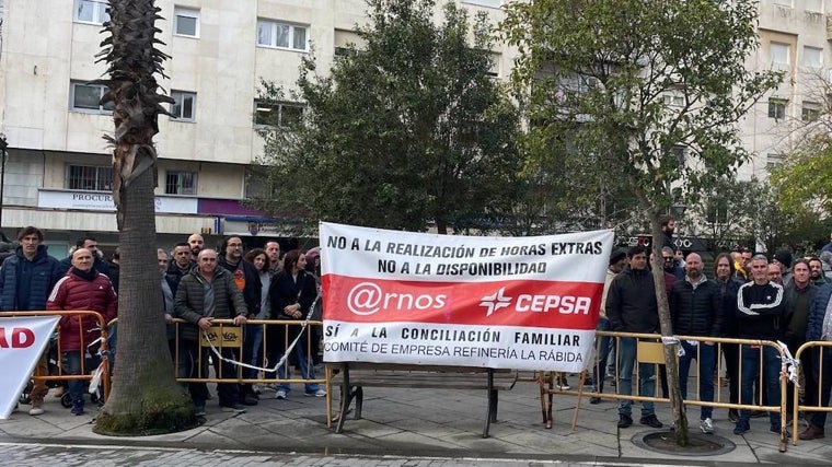 Protesta de los trabajadores de Cepsa frente a la Casa Colón