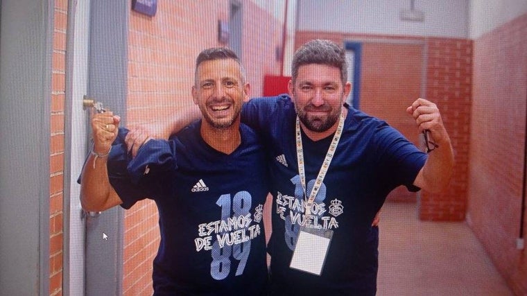 Jesús Pulido celebrando el ascenso del Recreativo junto al utillero Antonio Zarria