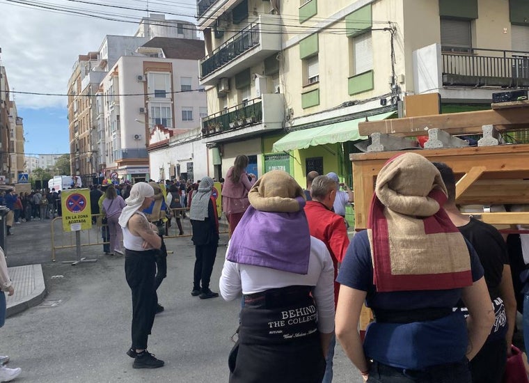 Ensayo de costaleros con la actuación carnavalera al fondo