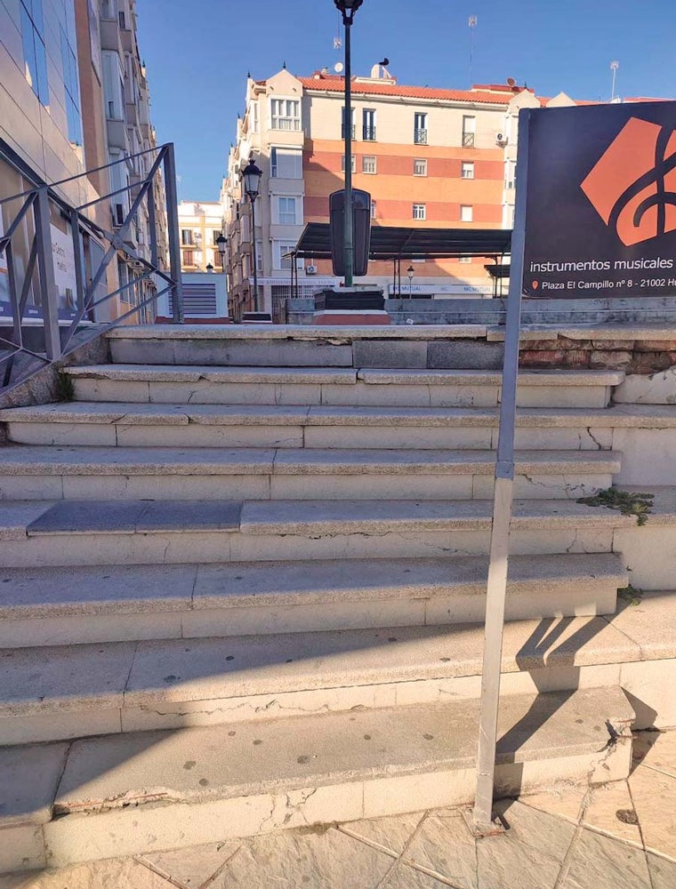 Estado de las escaleras de acceso a la plaza de El Campillo de Huelva